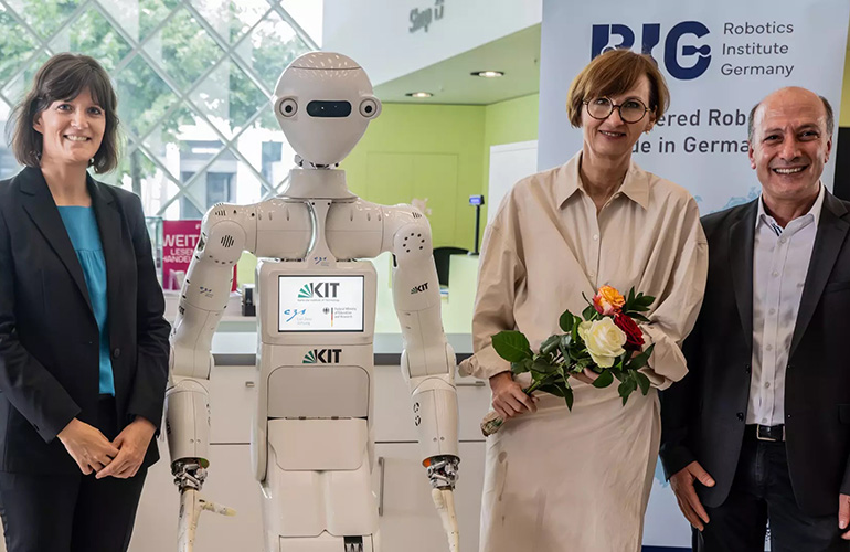 Prof. Angela Schoellig from the Technical University of Munich (left), Federal Research Minister Bettina Stark-Watzinger (centre) with Prof. Tamim Asfour from the Karlsruhe Institute of Technology (KIT) at the presentation of the RIG in Berlin. Also present: ARMAR-7 robot from KIT.